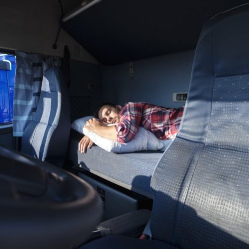 Kabina kierowcy TIR-a – niezbędne akcesoria i narzędzia w trasie